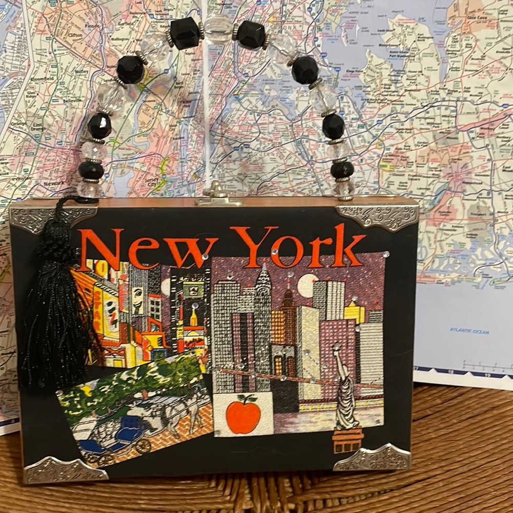 Elegant .   With. “NEW YORK”. Front and back of bag.